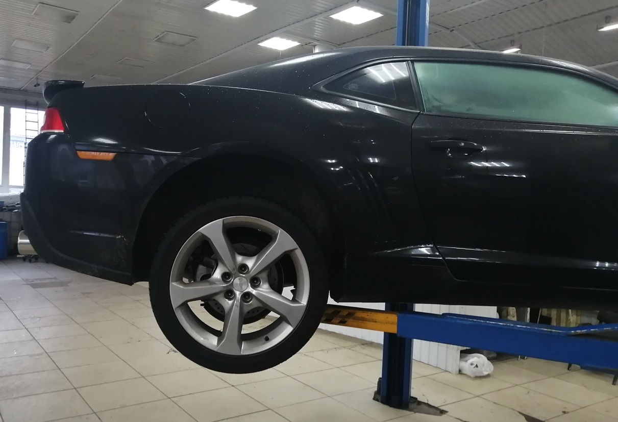 Шевроле Камаро готовится к замене тормозных колодок