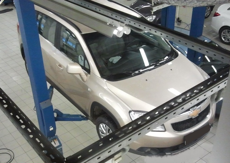 Шевроле Орландо в процессе ремонта рулевой рейки