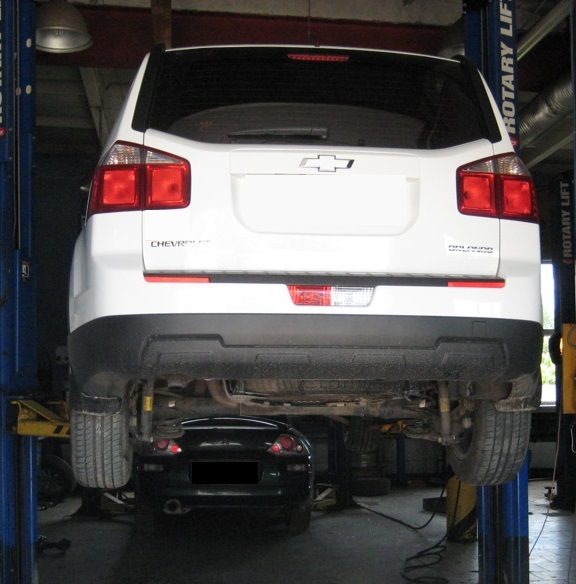 Шевроле Орландо в процессе замены бензонасоса