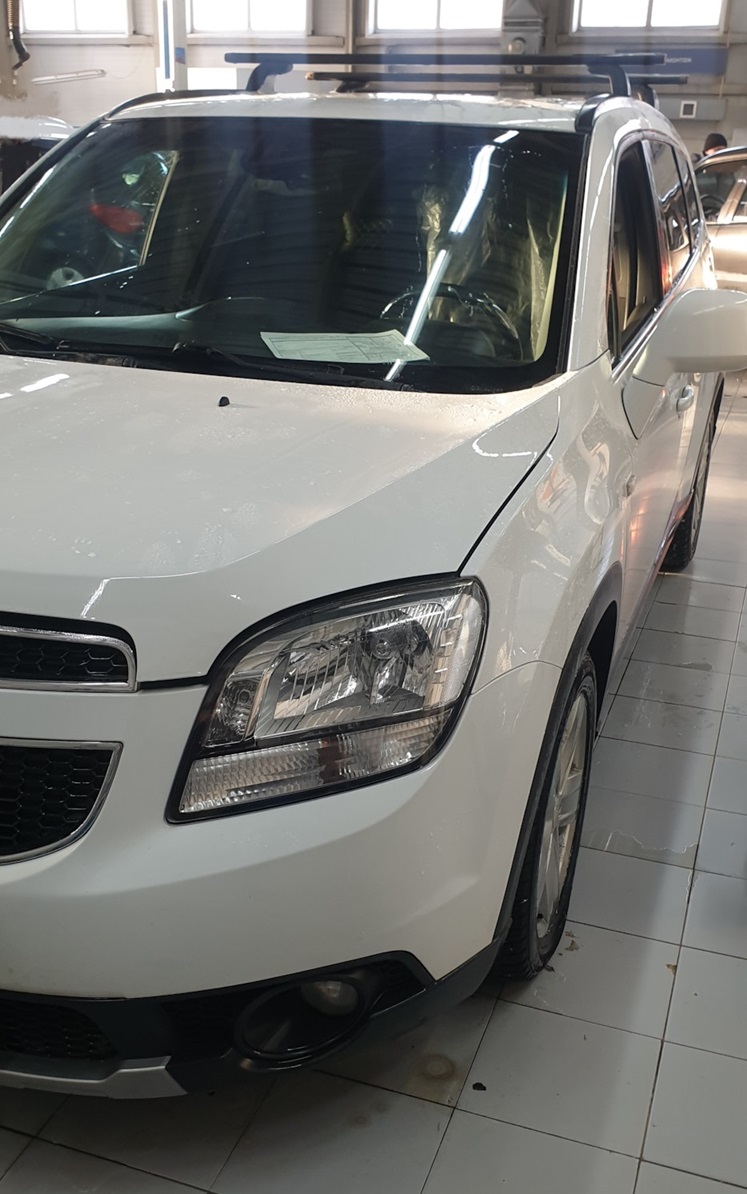 Шевроле Орландо в процессе замены радиатора отопителя