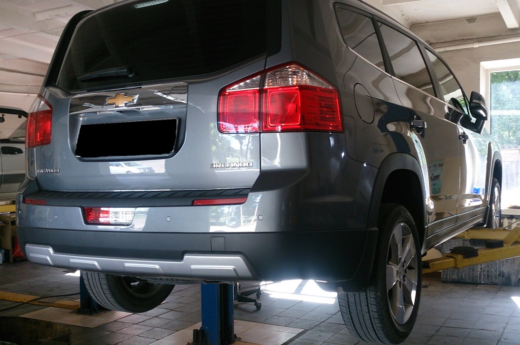 Шевроле Орландо в процессе замены рычага подвески