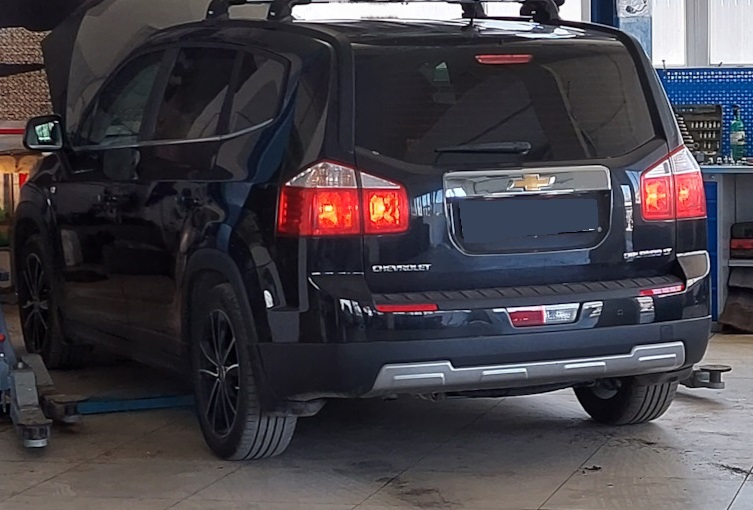 Шевроле Орландо в процессе замены салонного фильтра