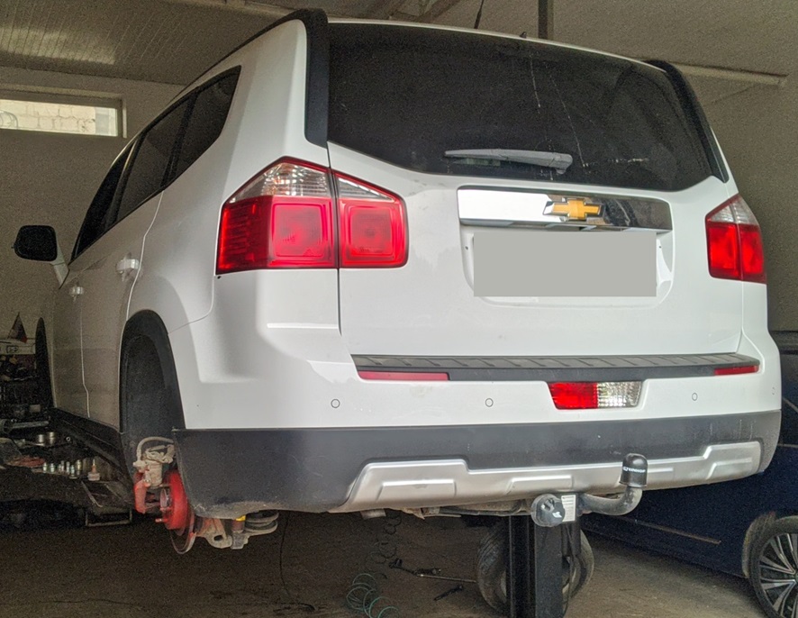 Шевроле Орландо в процессе замены троса ручного тормоза