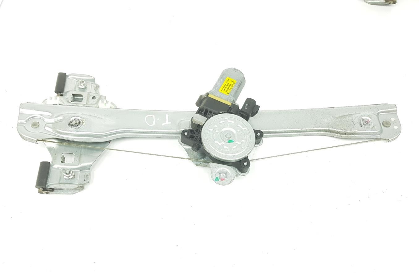 Механизм стеклоподъемника снят для ремонта