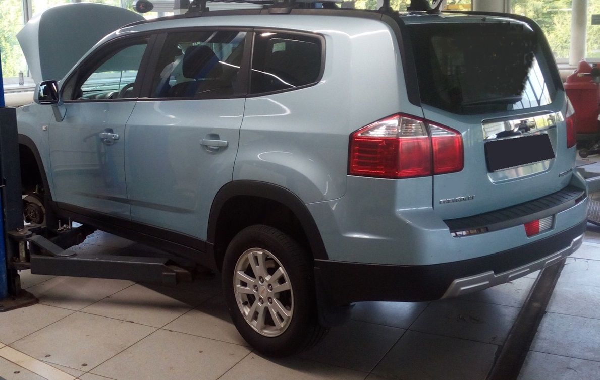 Шевроле Орландо в процессе замены амортизаторов