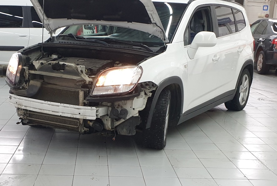 Шевроле Орландо в автотехцентре готовится к промывке радиаторов