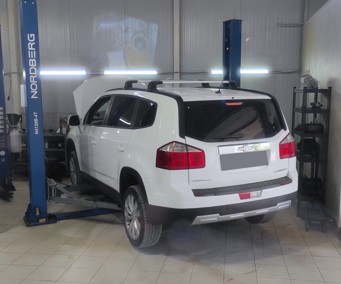 Шевроле Орландо в автотехцентре в процессе замены прокладки клапанной крышки