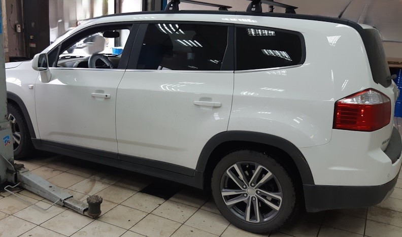 Шевроле Орландо в автотехцентре на замене ШРУСа