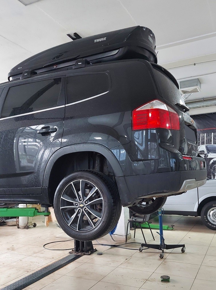 Шевроле Орландо в процессе замены стоек стабилизатора