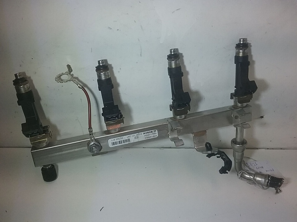 Форсунки вместе с рампой демонтированы с двигателя