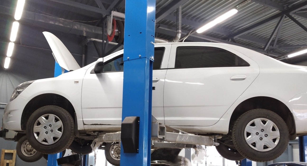 Кобальт на подъемнике для планового обслуживания