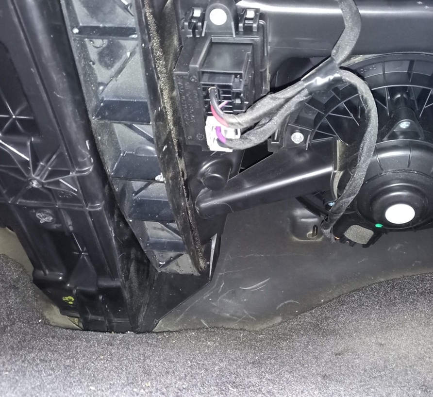 Замена салонного фильтра Шевроле Тахо