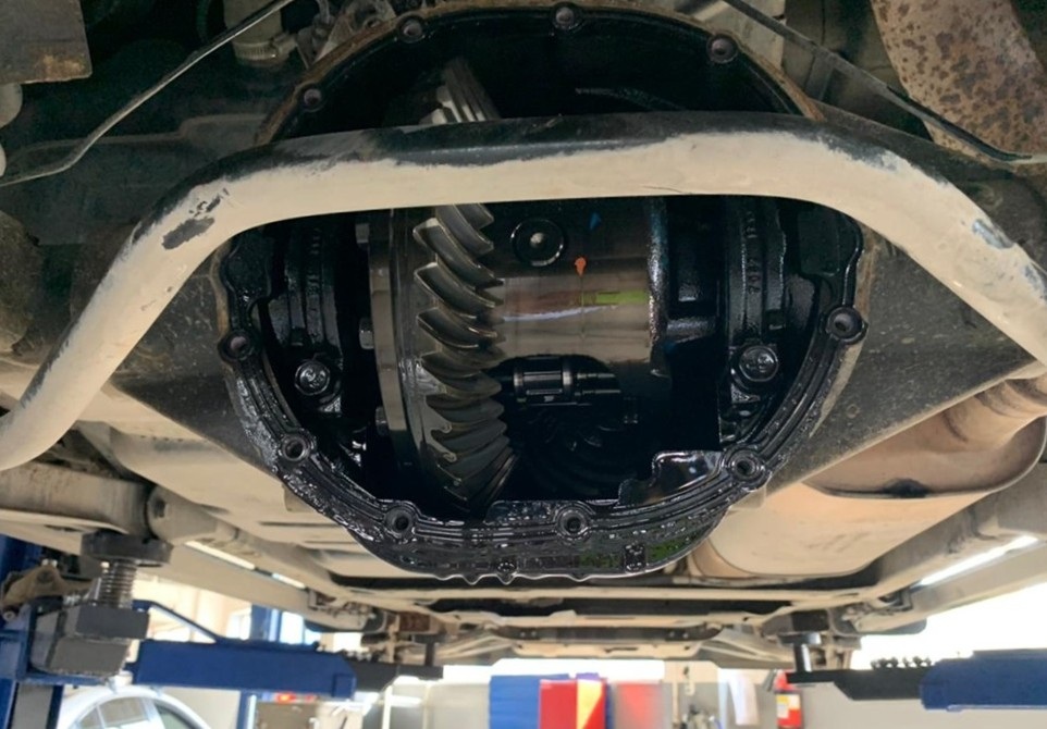 Замена масла в редукторе Шевроле Тахо