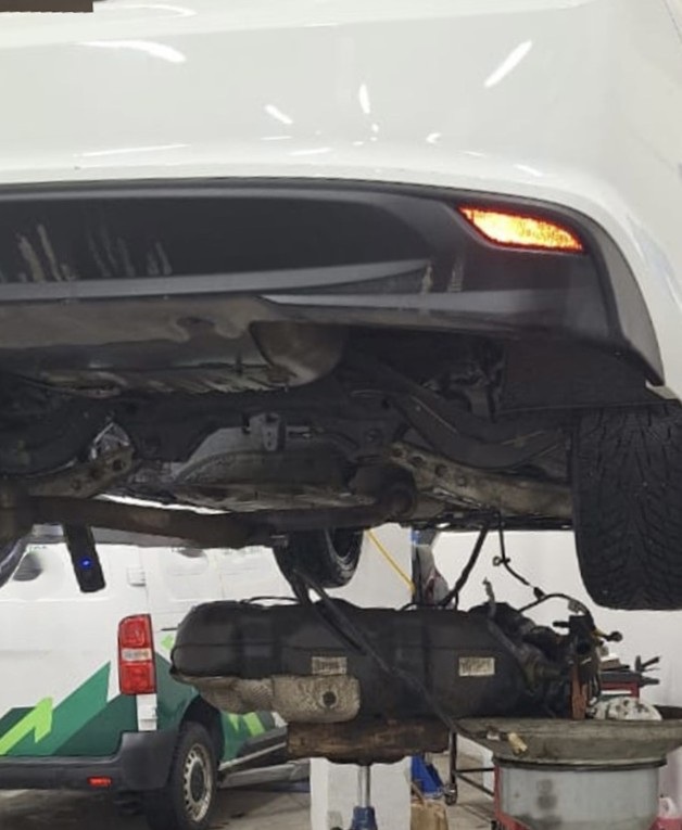 Замена топливного фильтра Шевроле Малибу в бензонасосе