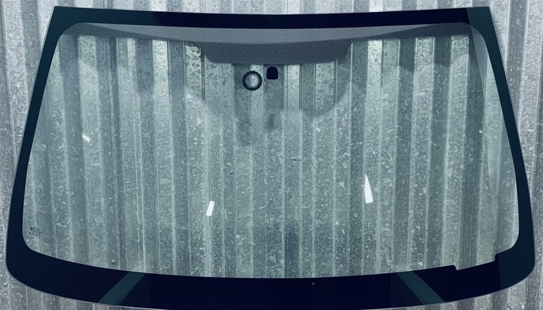 Новое ветровое стекло готово к монтажу