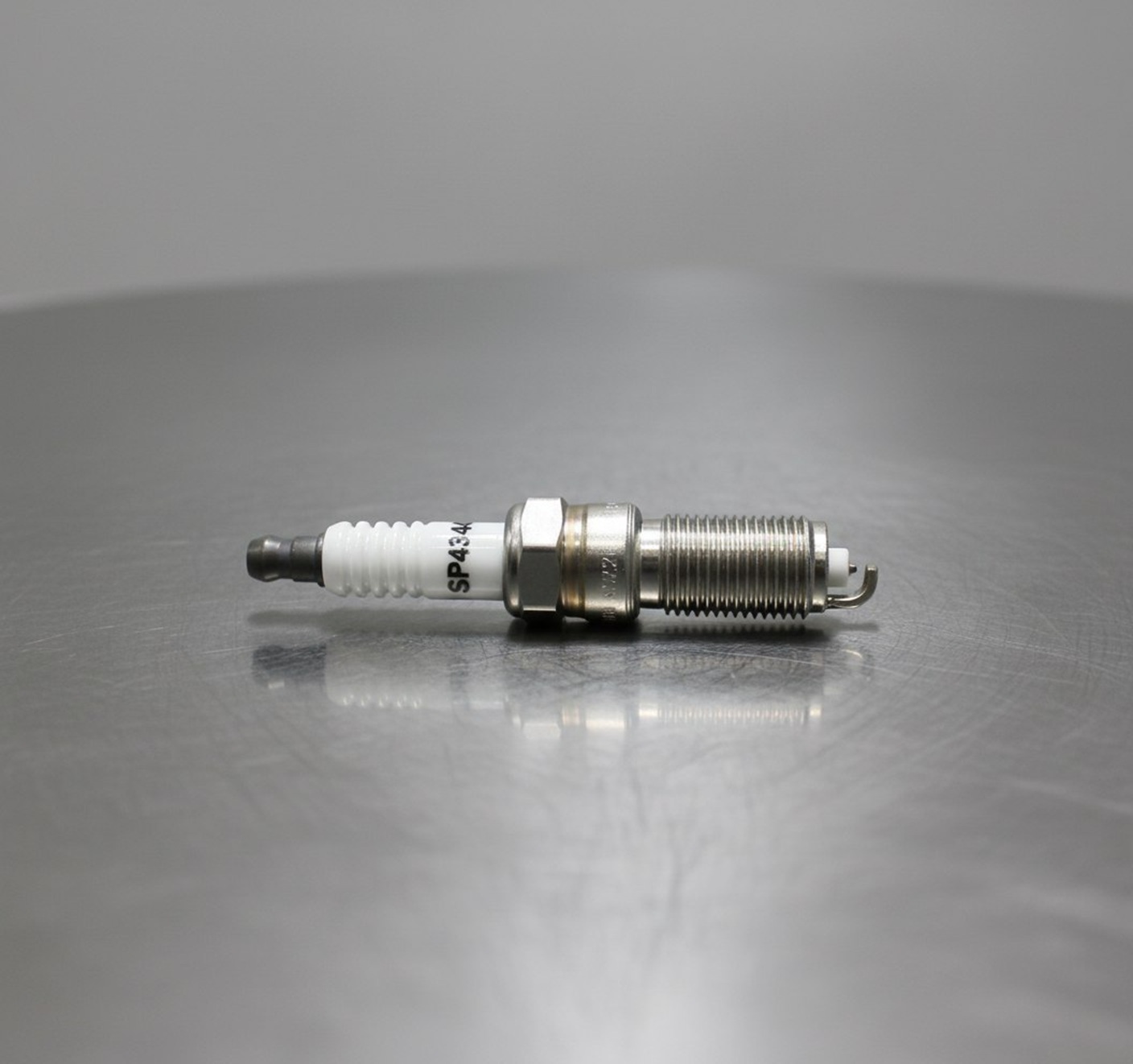 Новая свеча зажигания готова к монтажу