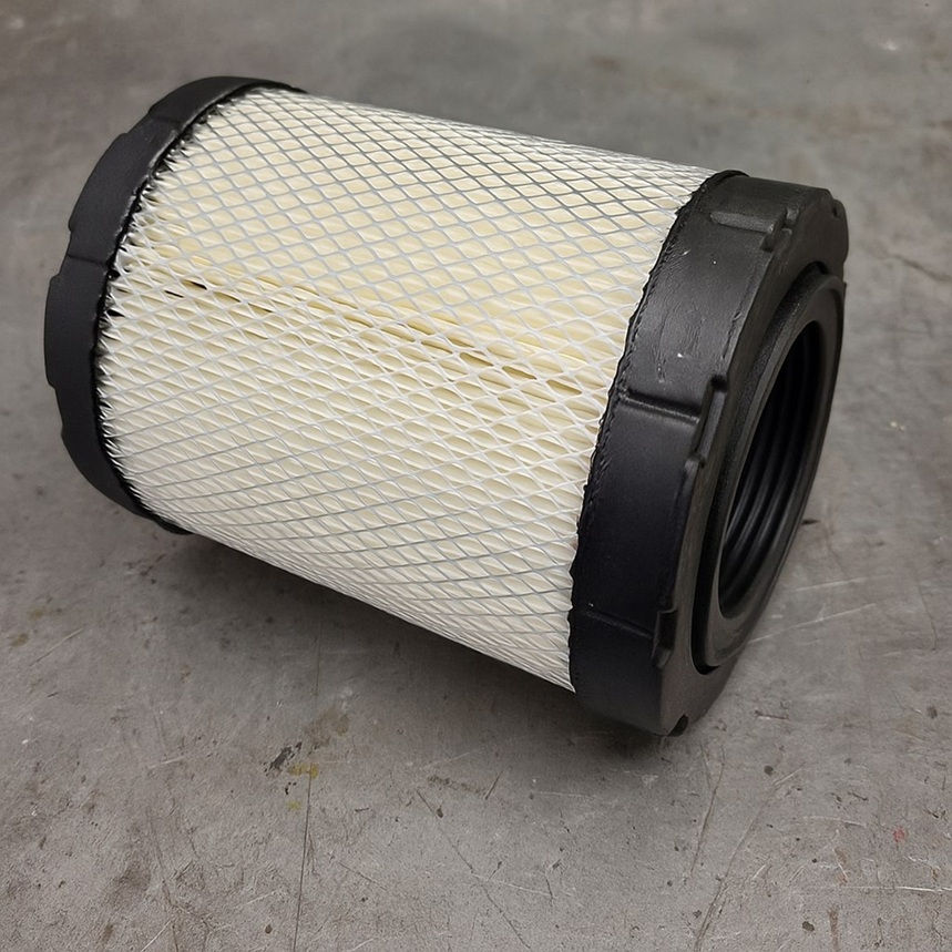 Новый фильтрующий элемент воздухофильтра готов к установке