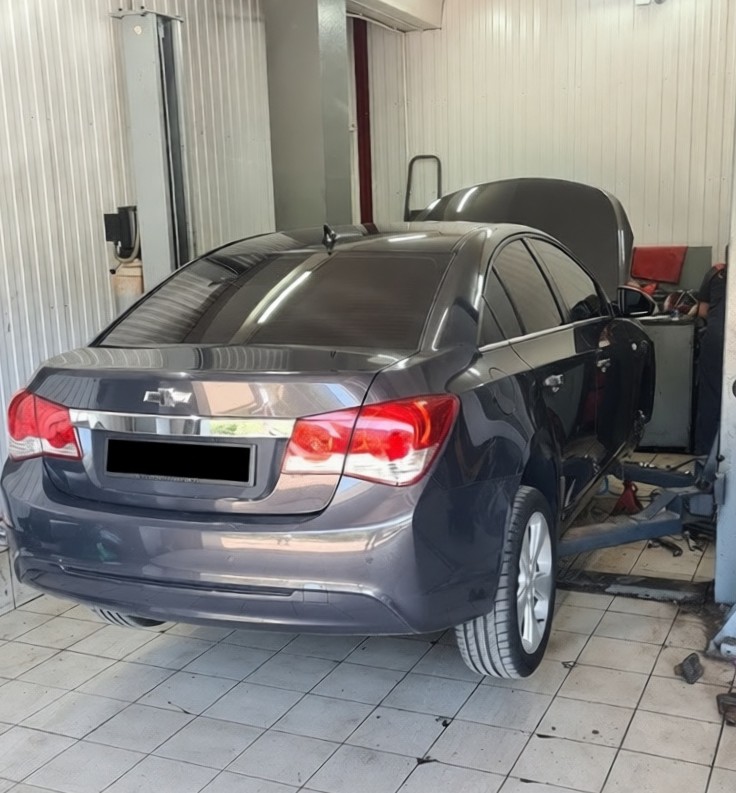 Шевроле Круз в процессе замены масла АКПП в автотехцентре