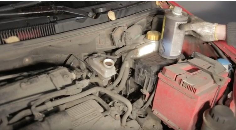 бачок с тормозной жидкостью