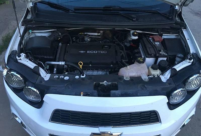 белый Авео с открытым капотом