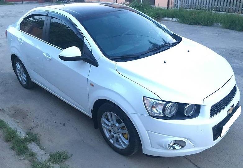 белый седан Шевроле