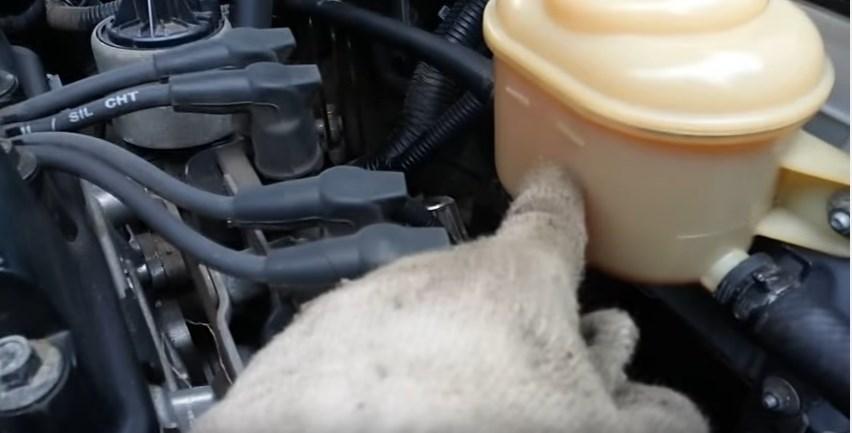 бачок с жидкостью ГУР