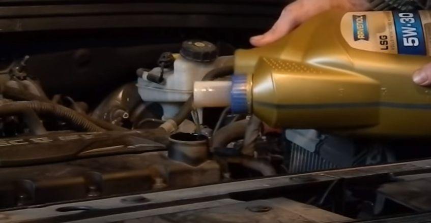залив нового моторного масла