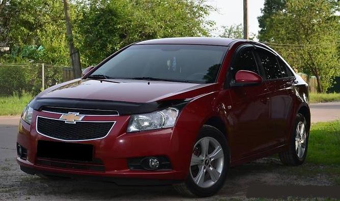 красный Круз спереди на улице