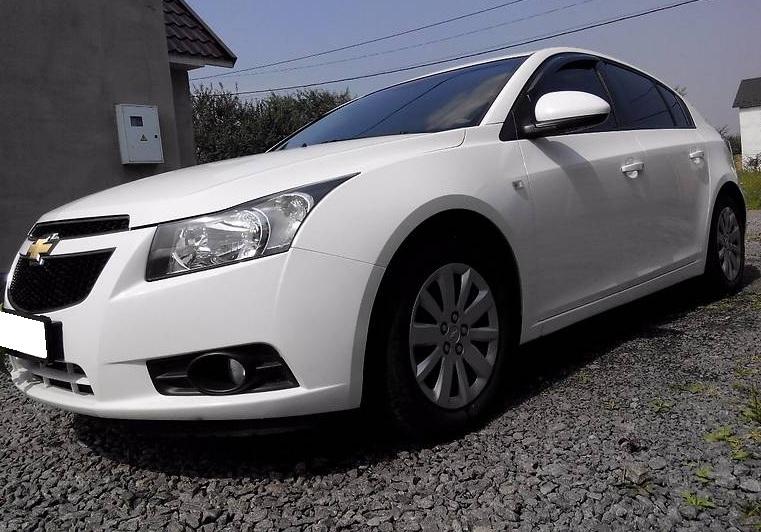 белый Шевроле Круз