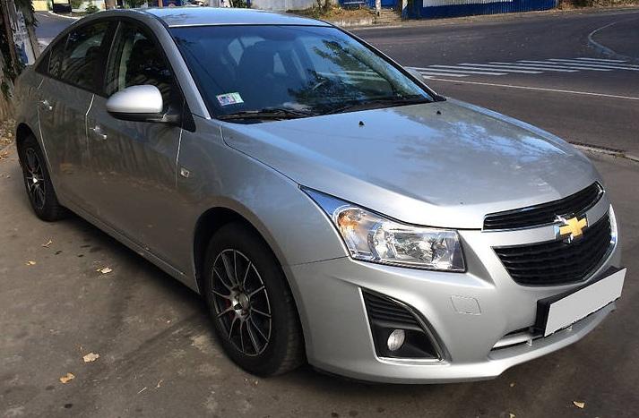 серый Круз на улице