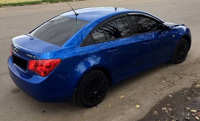 синий Круз сзади