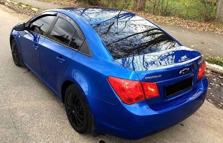 синий Шевроле Круз сзади