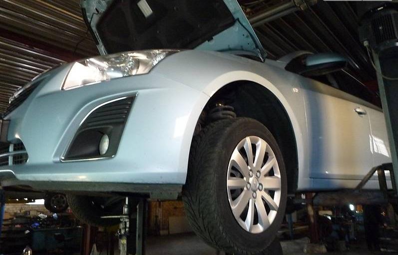 Шевроле Круз на подъемнике