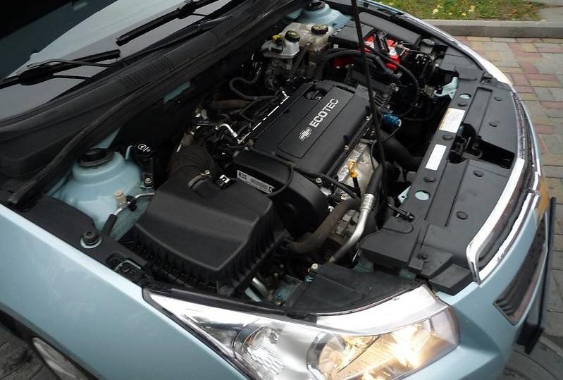 открытый капот на Шевроле Крузе