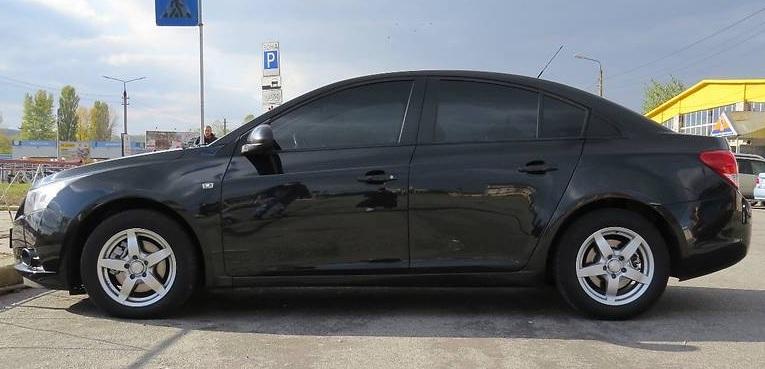 черный Круз сбоку