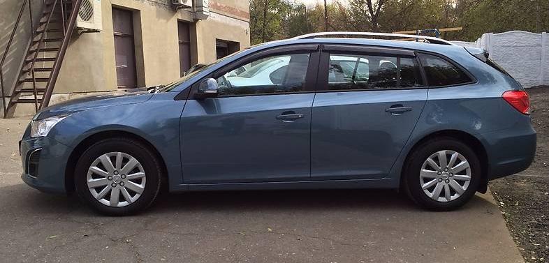 Шевроле Круз сбоку на улице