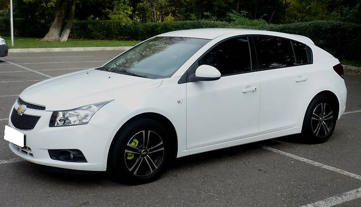 белый Шевроле Круз