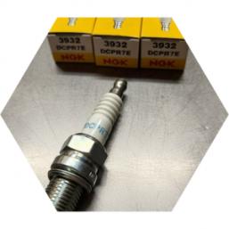 Полный комплект новых свечей готов к установке