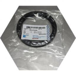 Новый задний сальник коленчатого вала готов к установке