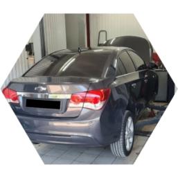 Шевроле Круз в процессе замены масла АКПП в автотехцентре