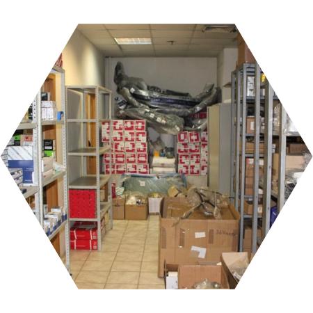 запчасти на полках автотехцентра