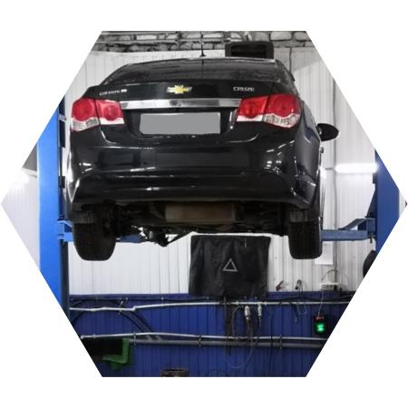 chevrolet в автосервисе на подъемнике