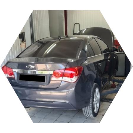 Шевроле Круз в процессе замены масла АКПП в автотехцентре