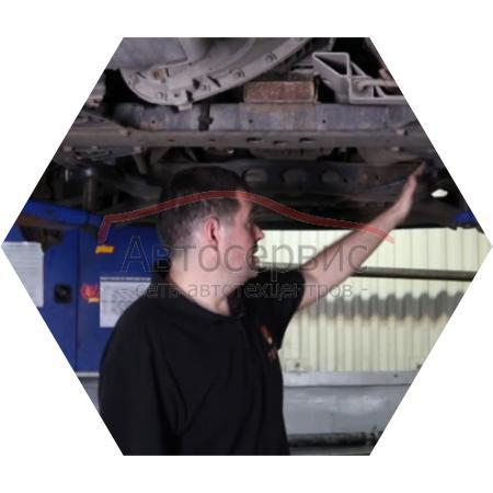 автомобиль снизу на подъемнике