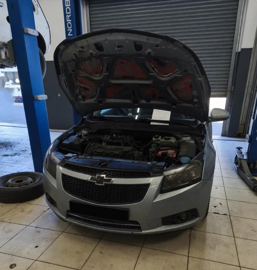 Chevrolet Cruze готовится к обслуживанию в сервисе