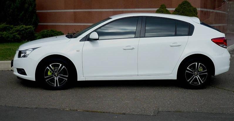 Chevrolet Cruze сбоку